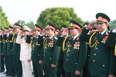 Các sĩ quan Tiểu ban diễu binh tới viếng các Anh hùng liệt sĩ - ảnh 3