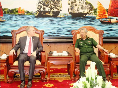 Đại sứ Mỹ Ted Osius hội đàm với Thượng tướng Nguyễn Chí Vịnh - ảnh 1
