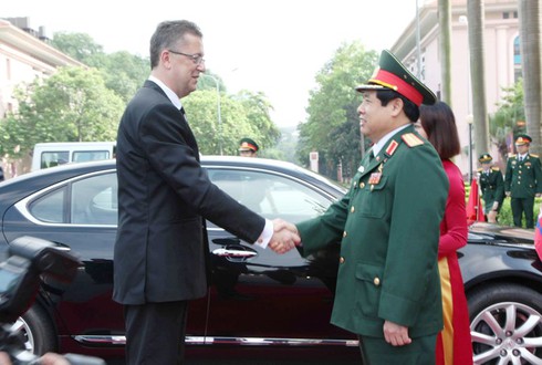 Việt Nam và Xlô-va-ki-a ký Bản ghi nhớ về hợp tác quốc phòng song phương - ảnh 1