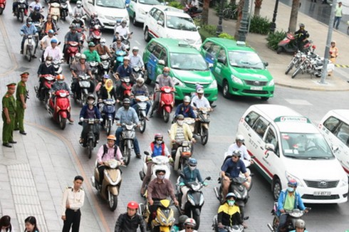 Từ ngày mai 1/9 lệ phí đăng ký ô tô, xe máy tăng vọt - ảnh 1