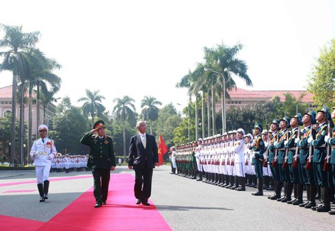 Thăm VN: Bộ trưởng Quốc phòng Nhật Bản giải thích luật an ninh mới - ảnh 2