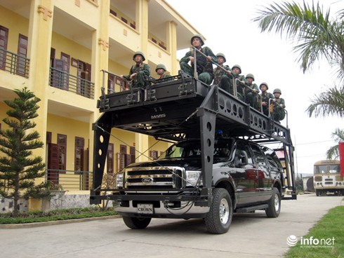  Primer plano del 'vehículo de combate' Ford F5 Super Duty contra disturbios en Hanoi