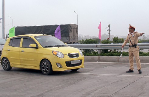 CSGT không được dừng phương tiện chỉ để kiểm tra bình chữa cháy - ảnh 1