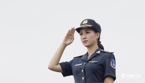 [Ảnh] Quân phục cảnh sát biển Việt Nam 'mềm mại' trên vóc dáng người mẫu - ảnh 20