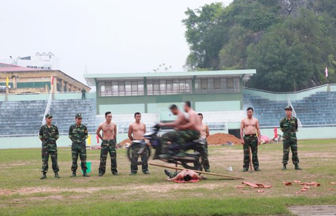 [Ảnh] Bộ đội Việt Nam biểu diễn võ thuật trước lực lượng biên phòng Trung Quốc - ảnh 13