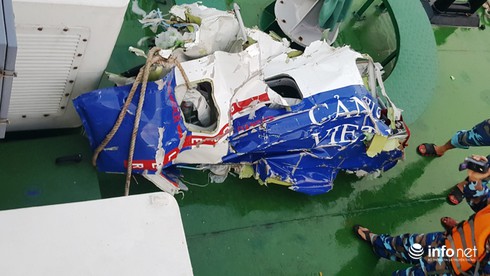[Ảnh, video] Trục vớt mảnh thân vỡ, bánh máy bay CASA 8983 rơi trên biển - ảnh 1
