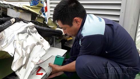 [Ảnh, video] Trục vớt mảnh thân vỡ, bánh máy bay CASA 8983 rơi trên biển - ảnh 6