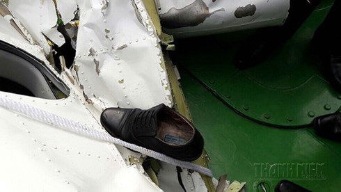 [Ảnh, video] Trục vớt mảnh thân vỡ, bánh máy bay CASA 8983 rơi trên biển - ảnh 4