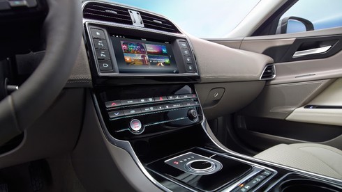 Nửa ngày cầm lái xe sang Jaguar XE - ảnh 5
