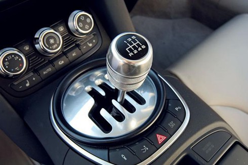 5 điều bạn không bao giờ được làm khi lái xe số sàn - ảnh 1