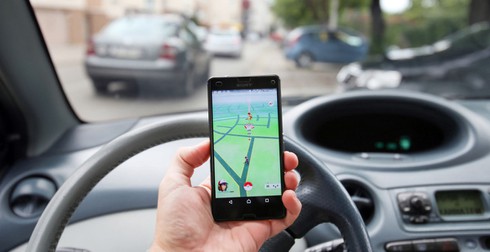 Hiểm họa khôn lường khi vừa lái xe vừa chơi Pokémon Go - ảnh 2