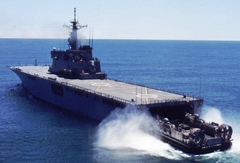 Tàu đổ bộ xe tăng Osumi Nhật Bản -