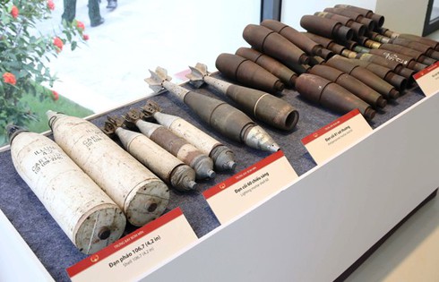 Cận cảnh các loại bom mìn trước Hội nghị