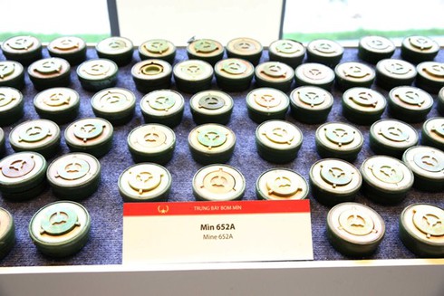 Cận cảnh các loại bom mìn trước Hội nghị