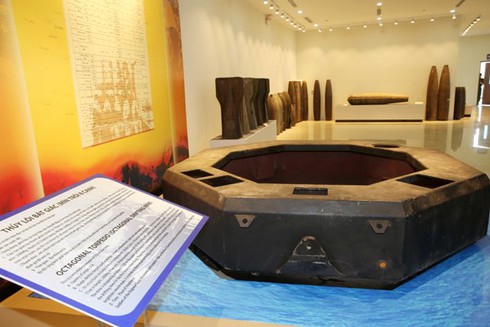 Cận cảnh các loại bom mìn trước Hội nghị