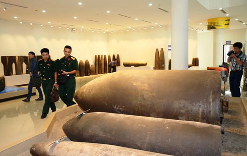 Cận cảnh các loại bom mìn trước Hội nghị