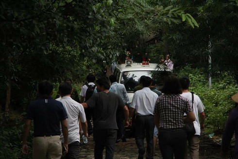 [Mới nhất] Đưa thi thể phi công máy bay EC-130 gặp nạn xuống núi - ảnh 2