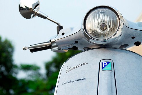Tuyệt phẩm Vespa Primavera cẩn trứng bán đấu giá được 19,000 USD - ảnh 7