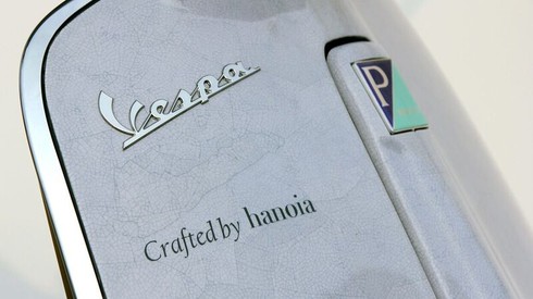 Tuyệt phẩm Vespa Primavera cẩn trứng bán đấu giá được 19,000 USD - ảnh 9