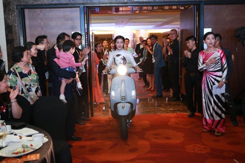 Tuyệt phẩm Vespa Primavera cẩn trứng bán đấu giá được 19,000 USD - ảnh 1