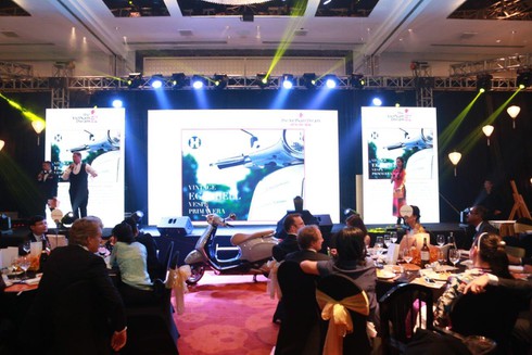 Tuyệt phẩm Vespa Primavera cẩn trứng bán đấu giá được 19,000 USD - ảnh 4