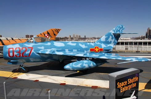 Ngạc nhiên với máy bay tiêm kích Việt Nam trên tàu sân bay Mỹ - ảnh 1