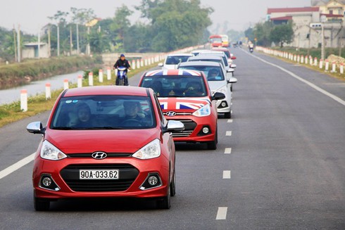 [Ảnh] Gần 100 xe Hyundai Grand i10 'đại náo' Hà Nội - Ninh Bình - ảnh 1