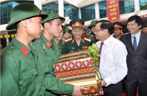 Trai Hà Nội nhiều cung bậc cảm xúc trước giờ nhập ngũ - ảnh 2