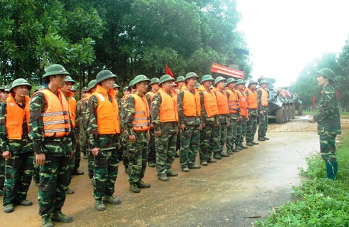 Xe thiết giáp lội nước Bộ Tư lệnh Thủ đô luyện 'chiến đấu' trong mưa - ảnh 2