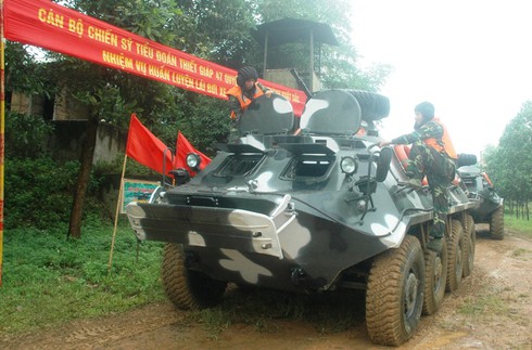 Xe thiết giáp lội nước Bộ Tư lệnh Thủ đô luyện 'chiến đấu' trong mưa - ảnh 3