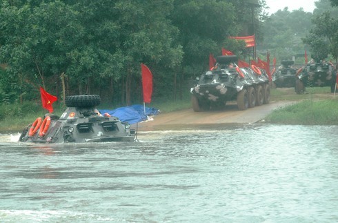 Xe thiết giáp lội nước Bộ Tư lệnh Thủ đô luyện 'chiến đấu' trong mưa - ảnh 4