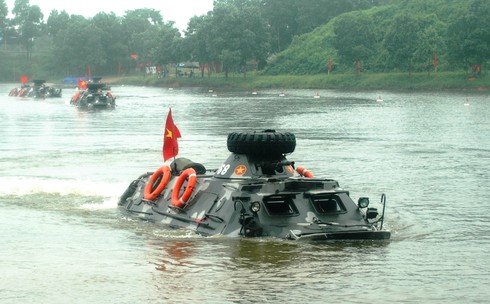 Xe thiết giáp lội nước Bộ Tư lệnh Thủ đô luyện 'chiến đấu' trong mưa - ảnh 1