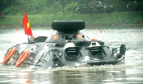 Xe thiết giáp lội nước Bộ Tư lệnh Thủ đô luyện 'chiến đấu' trong mưa - ảnh 6