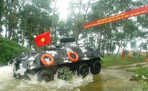 Xe thiết giáp lội nước Bộ Tư lệnh Thủ đô luyện 'chiến đấu' trong mưa - ảnh 8