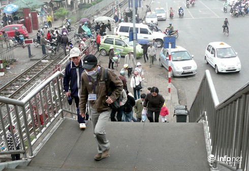 Hà Nội chi 4,6 tỷ đồng xây cầu vượt cho học sinh qua đường - ảnh 1