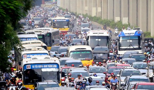 Hà Nội quyết giảm tần suất xe buýt giờ cao điểm dù... bị chê