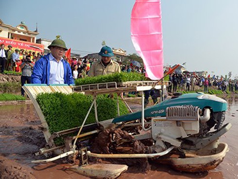 Quan chức Việt xắn quần lội ruộng, chụp ảnh selfie với dân: Không phải hiếm! - ảnh 2