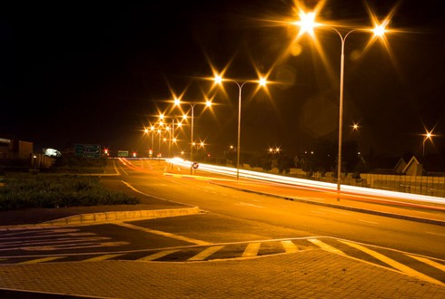 Đề xuất chi gần 50 tỷ thí điểm lắp 300 đèn năng lượng mặt trời trên quốc lộ - ảnh 1