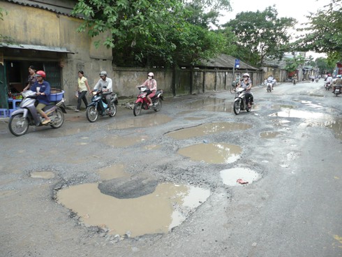 Sửa chữa đột xuất các tuyến đường phục vụ bầu cử Quốc hội khóa 14 - ảnh 1