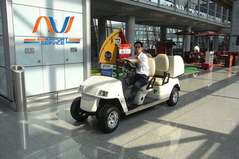 Đề xuất cho phép thêm đơn vị chở khách bằng xe điện trong sân bay Nội Bài - ảnh 1