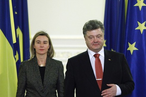 EU 'nóng ruột', gây áp lực với Ukraina, xoa dịu Nga - ảnh 1
