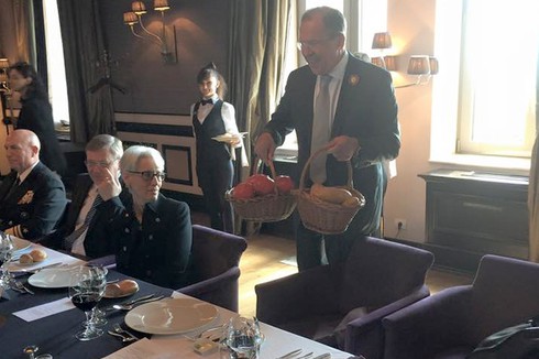 Tới Nga, Ngoại trưởng Mỹ được người đồng cấp tặng khoai tây và cà chua - ảnh 1