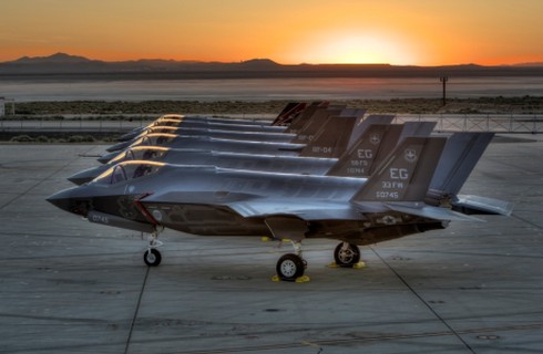 Lầu Năm Góc đặt mua ào ạt 450 chiến đấu cơ F-35 Lightning - ảnh 1