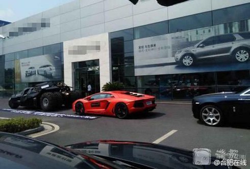 Xe giá 3,5 tỷ VNĐ vừa mua đã hỏng: Bực mình đưa 3 siêu xe bịt cửa showroom - ảnh 2