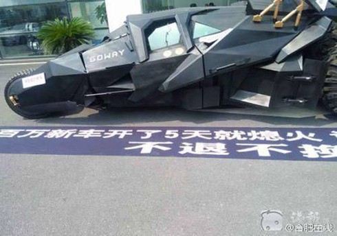 Xe giá 3,5 tỷ VNĐ vừa mua đã hỏng: Bực mình đưa 3 siêu xe bịt cửa showroom - ảnh 1