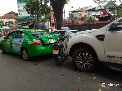 Ford Ranger gây tai nạn liên hoàn trên phố Bà Triệu, nhiều người trọng thương - ảnh 2