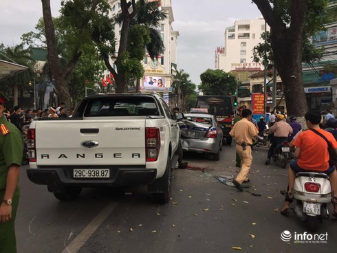 Ford Ranger gây tai nạn liên hoàn trên phố Bà Triệu, nhiều người trọng thương - ảnh 1