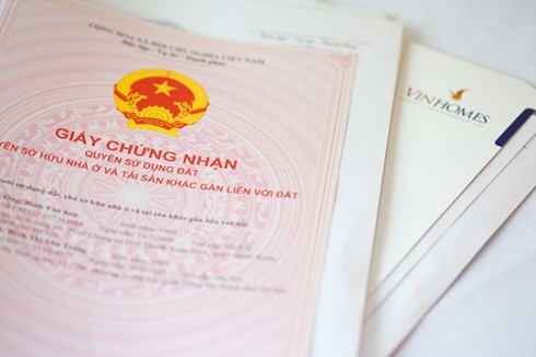 Vinhomes bàn giao hàng trăm sổ đỏ đợt hai cho khách hàng - ảnh 1