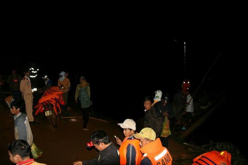 Tìm thấy thi thể 3 nạn nhân trong vụ lật thuyền giữa hồ thủy điện - ảnh 2