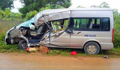 Nghệ An: Xe 16 chỗ đi đám cưới đâm xe tải, nhiều người thương vong - ảnh 1